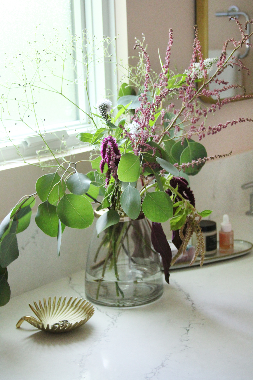 bathroom-vanity-flower-vase