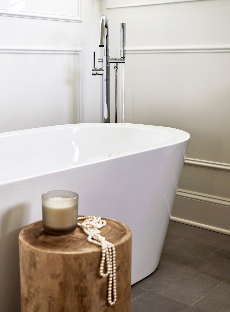 bathtub-interior-design-stump-natural-wood-stool