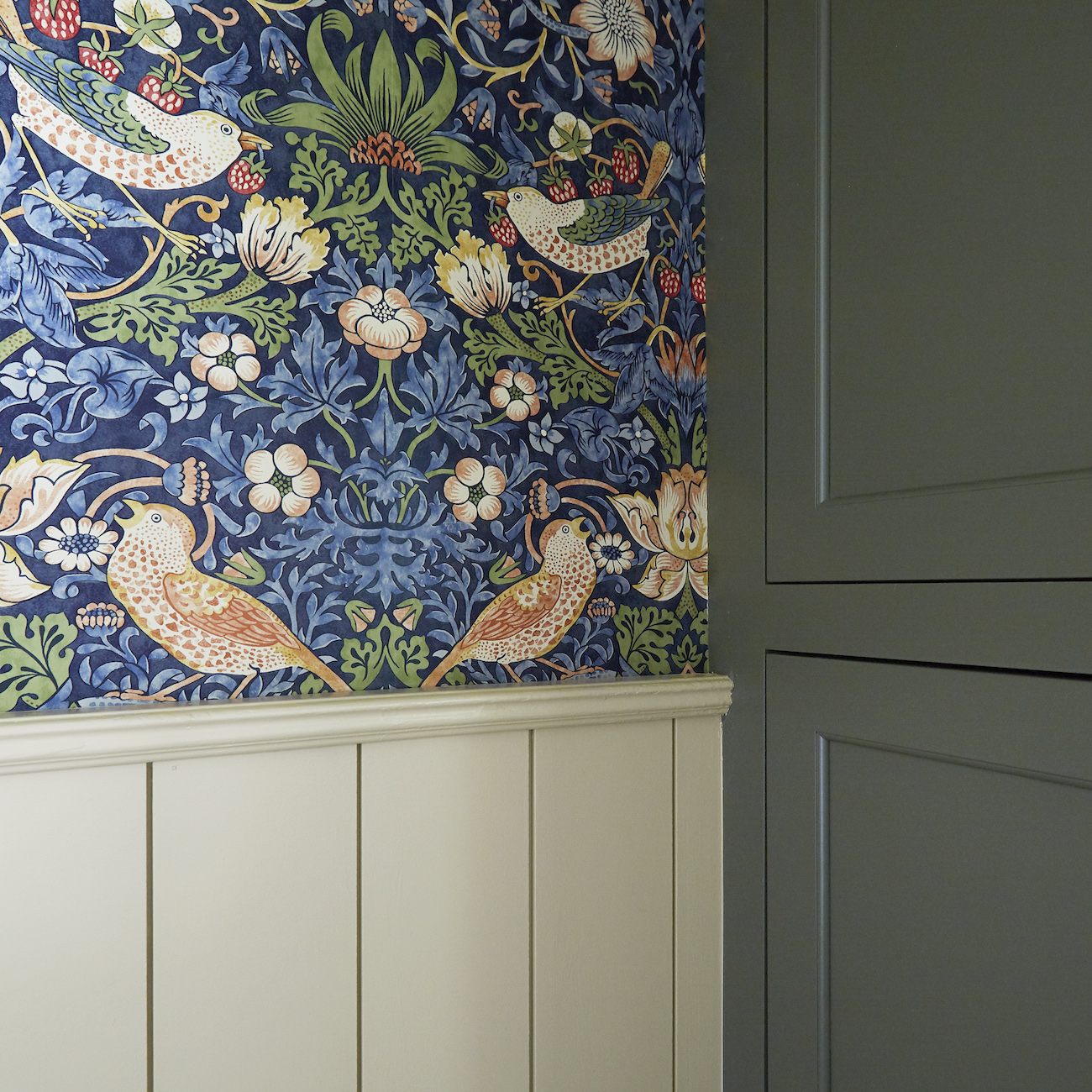 bird-floral-wallpaper-powder-room-design