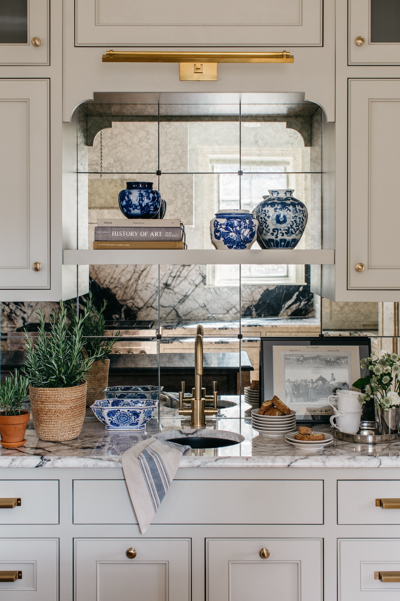wet-bar-design-mirror-backsplash