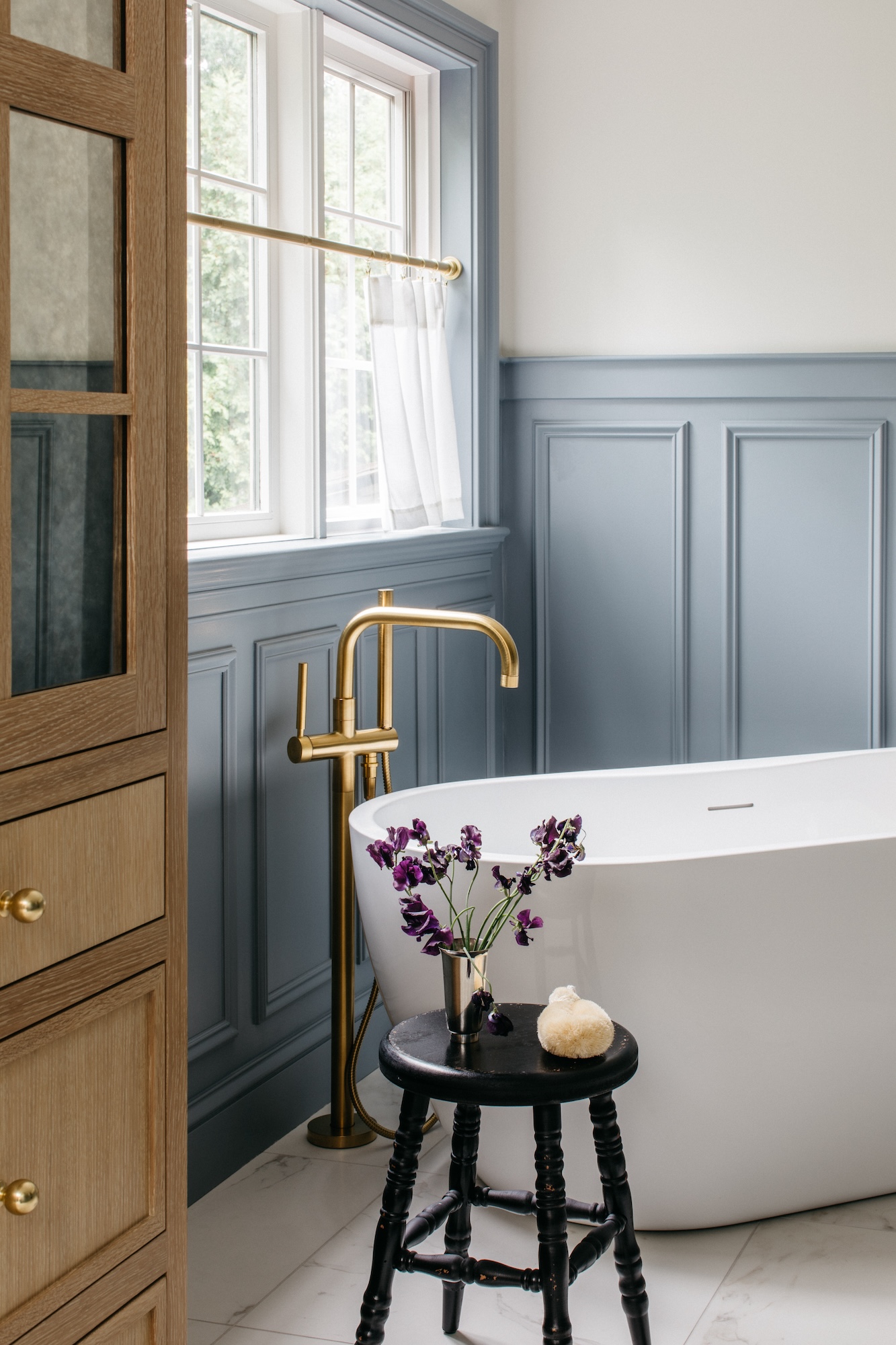 small-black-stool-next-to-bathtub