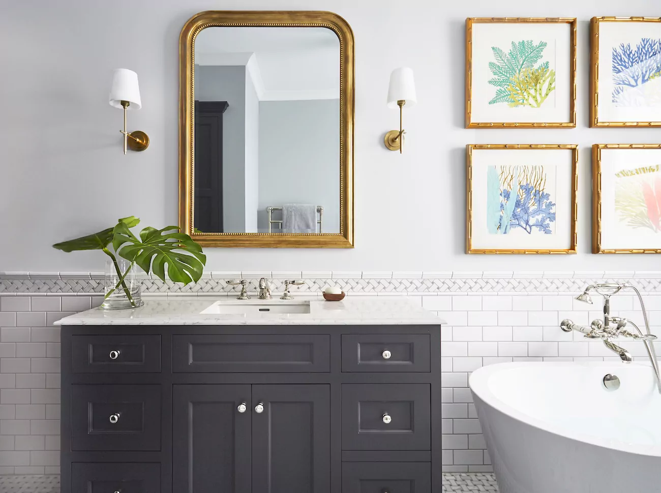 bathroom-interior-design-gold-mirror-monstera-cutting