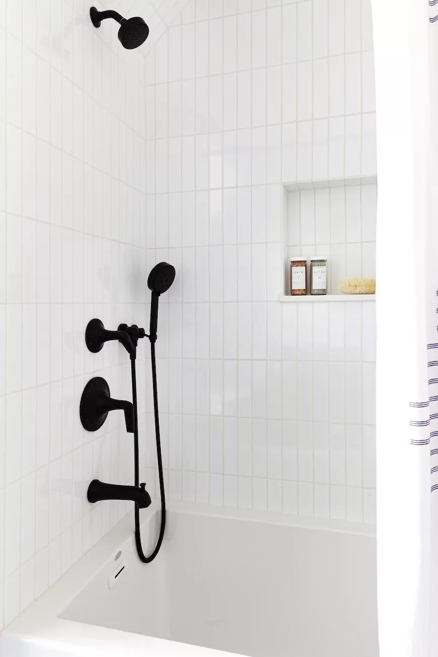 black-shower-head-white-tile-bathroom-design
