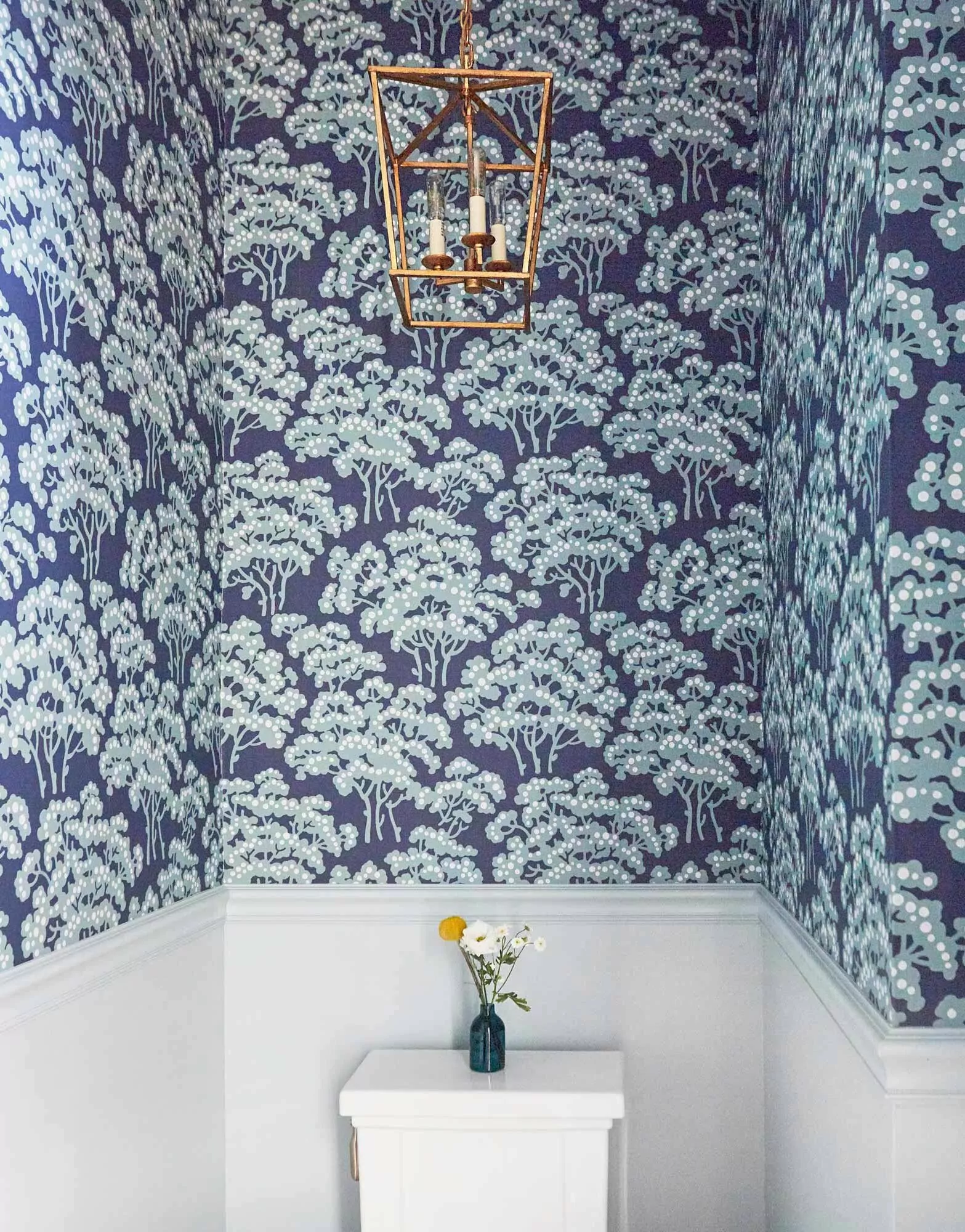 blue-wallpaper-in-2021-bathroom.jpg