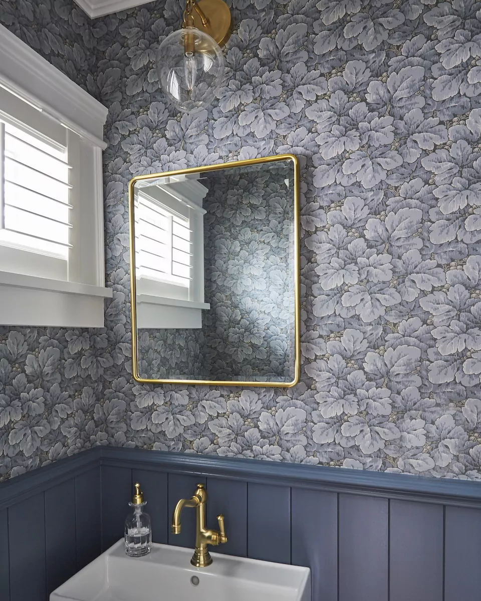 blue-white-graphic-bathroom-wallpaper-design