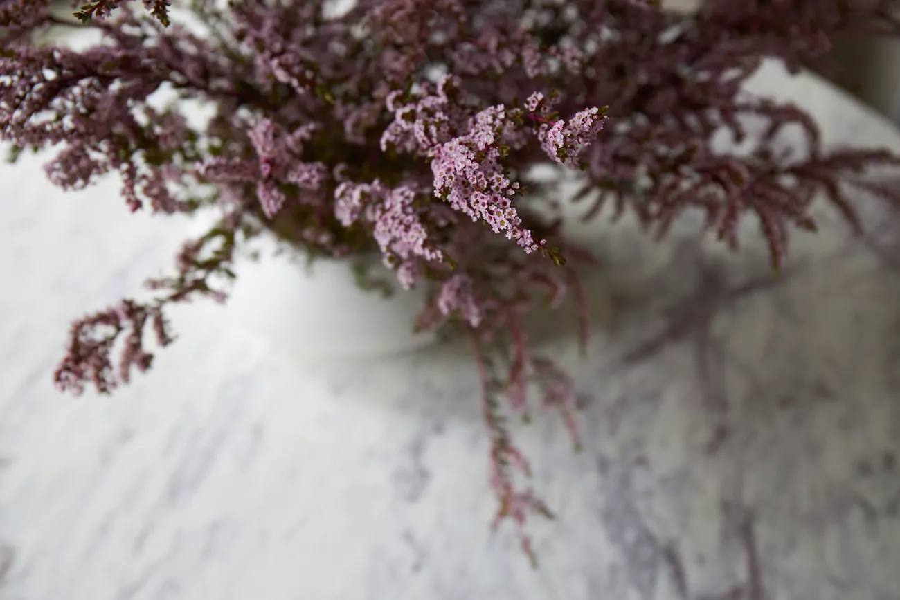flower-vase-detail-marble-countertop-design