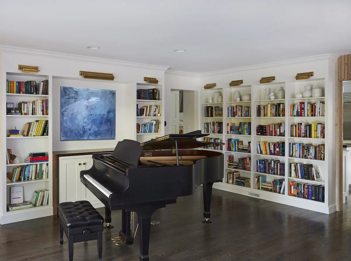 grand-piano-interior-design-built-in-bookshelves