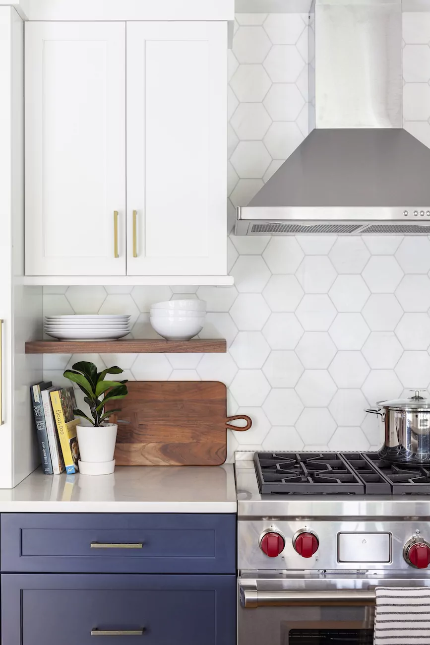 hexagon-while-tile-backsplash-kitchen-design