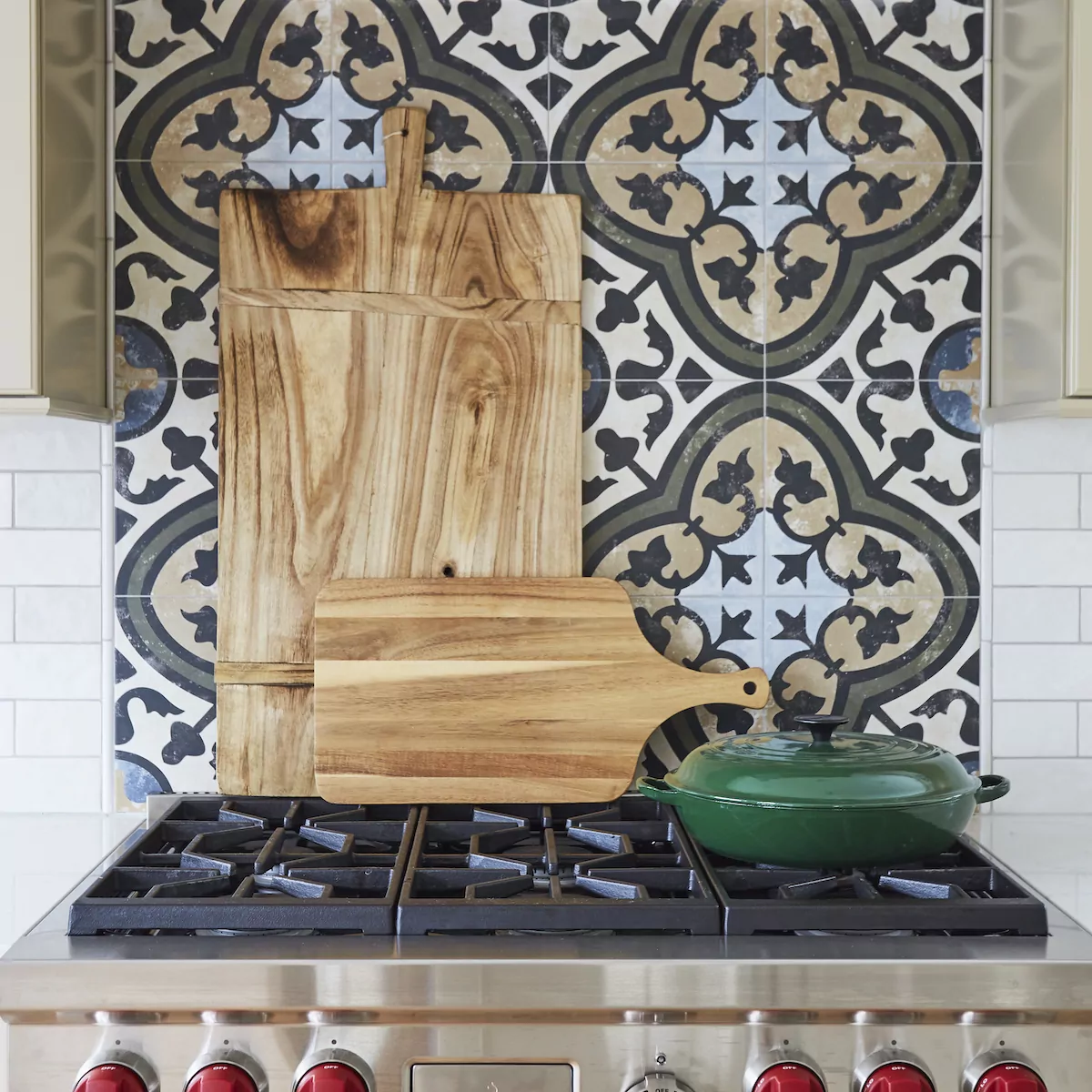 kitchen-range-tile-backsplash-wooden-cutting-boards