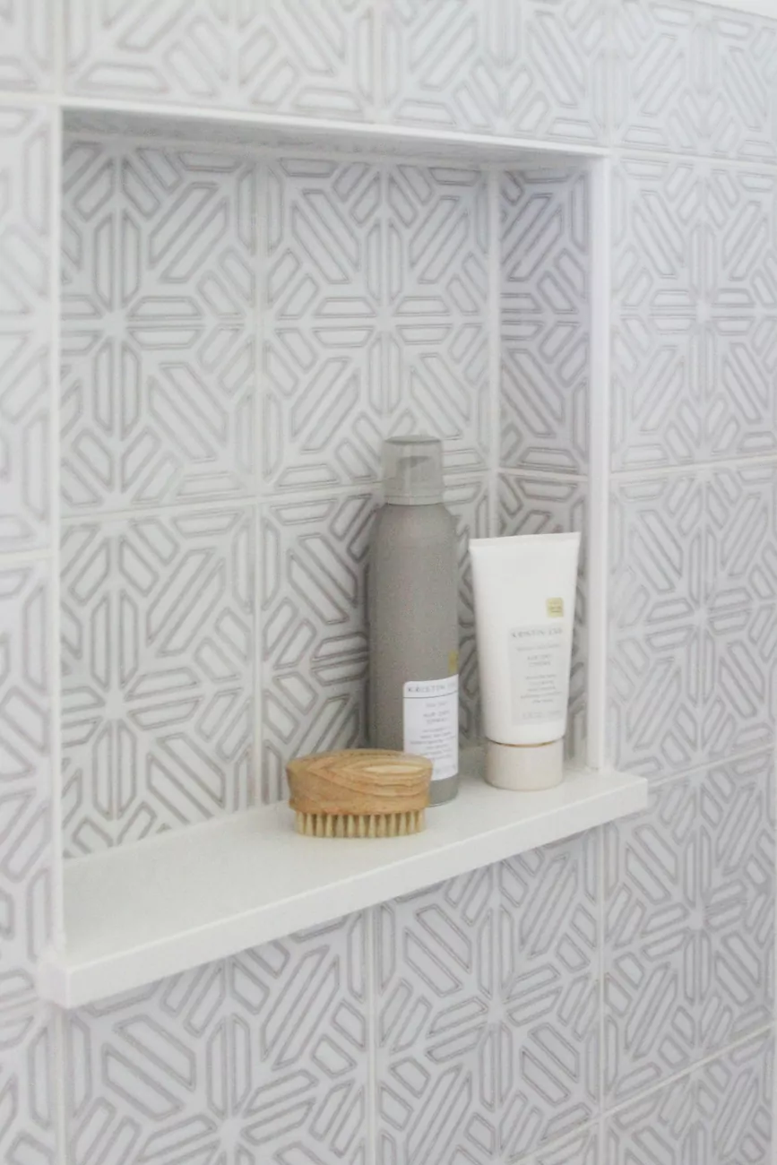 shower-cut-out-shelf-tiling-gray-and-white