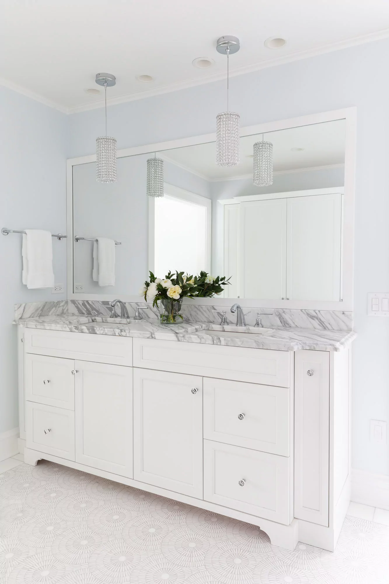 stunning_white_bathroom.jpg