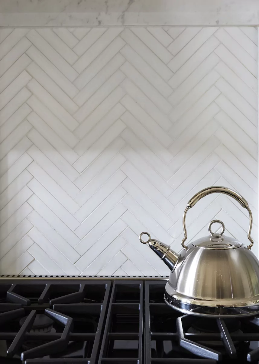 white-herringbone-tile-kitchen-backsplash-design