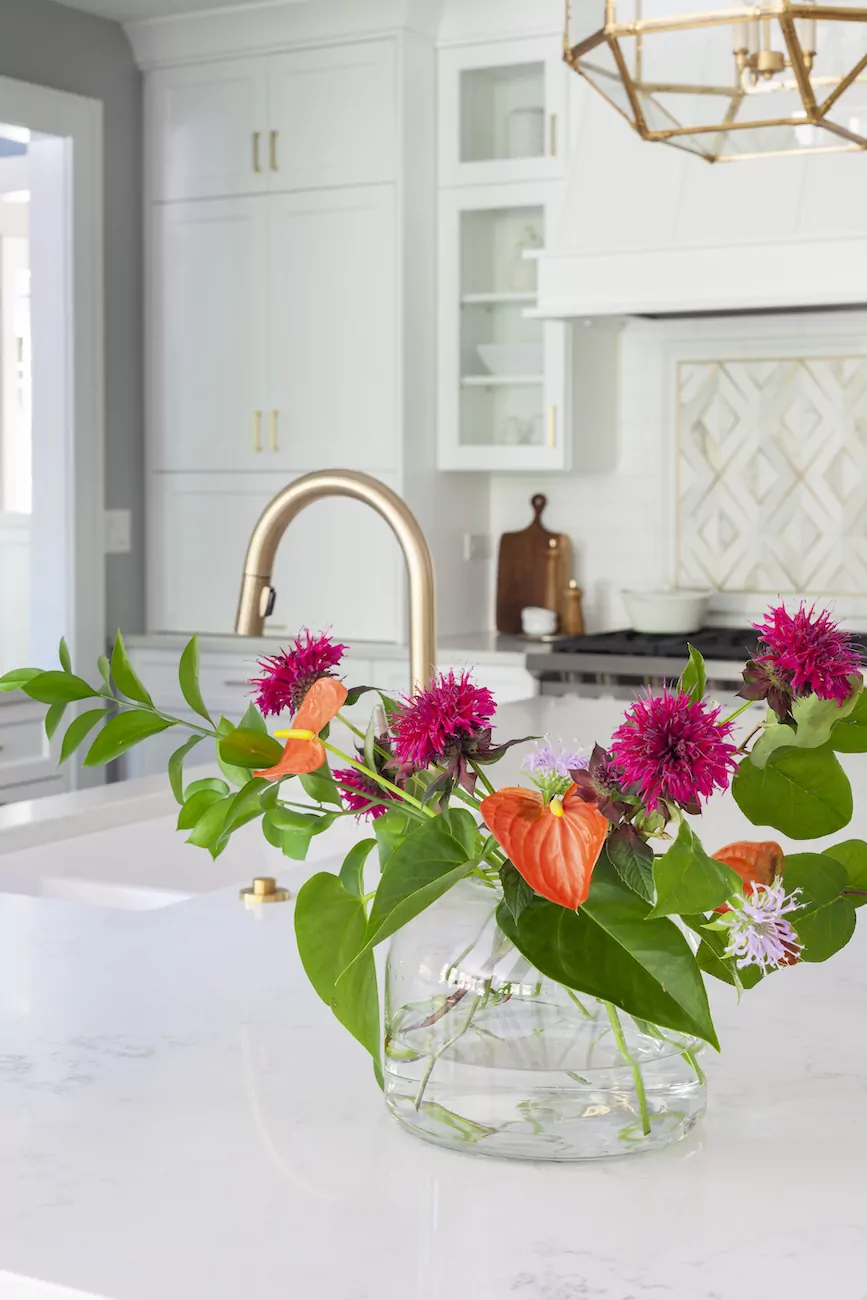 flower-vase-pink-orange-green-kitchen-design